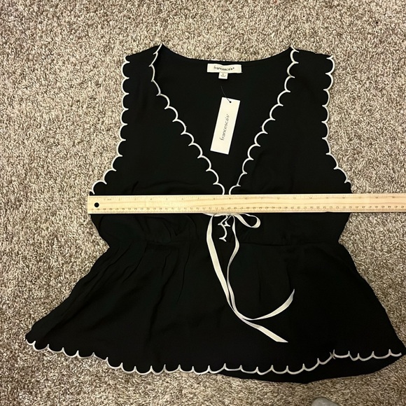 NWT Francesca's Collections Black Scalloped Trim sleeveless Blouse size L - Picture 8 of 9